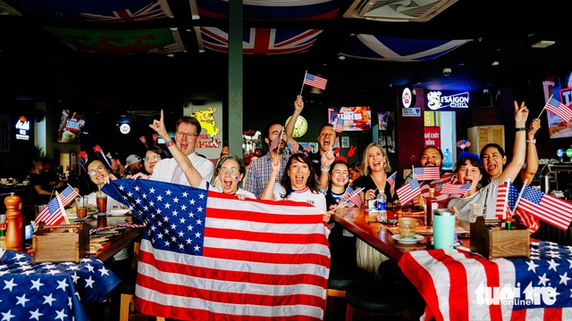 US diplomats in Ho Chi Minh City cheer on national team at World Cup watch party - Ảnh 1.