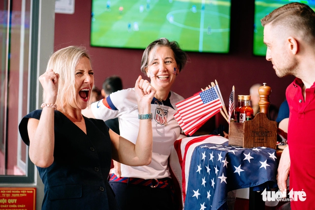 US diplomats in Ho Chi Minh City cheer on national team at World Cup watch party - Ảnh 2.