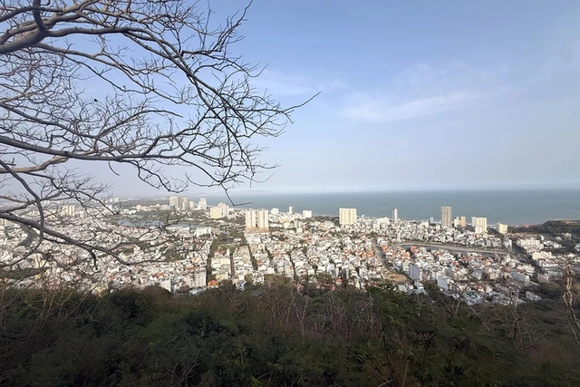 Road leading to Vung Tau’s 164-year-old lighthouse set for upgrade- Ảnh 1.