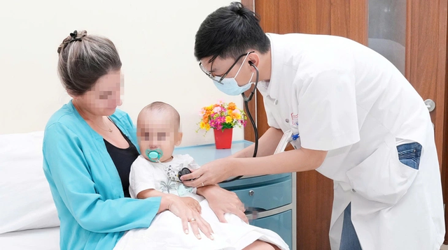 Vietnamese doctors remove open safety pin from Kazakh baby’s esophagus - Ảnh 1.