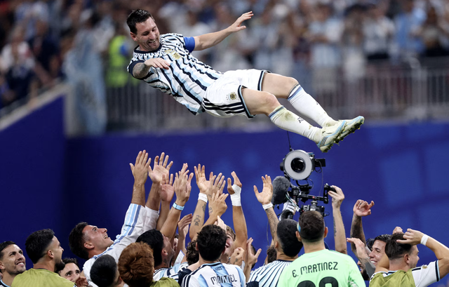 Tearful Messi inspires Argentina to stunning comeback win over Egypt- Ảnh 1.