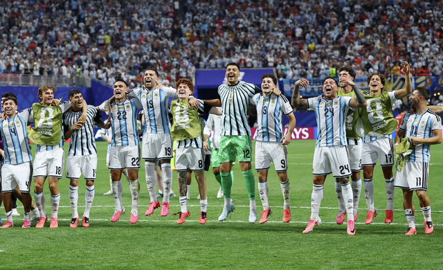 Tearful Messi inspires Argentina to stunning comeback win over Egypt- Ảnh 2.