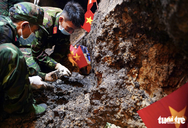 Search for war martyrs’ remains continues at Ho Chi Minh City park - Ảnh 2.