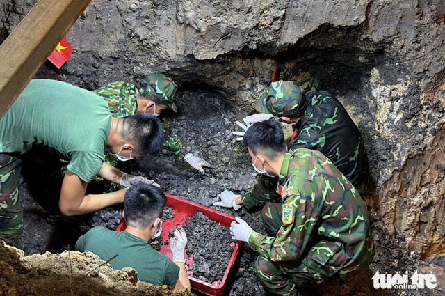Search for war martyrs’ remains continues at Ho Chi Minh City park - Ảnh 4.