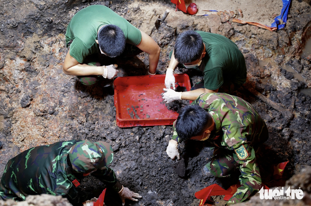 Search for war martyrs’ remains continues at Ho Chi Minh City park - Ảnh 5.