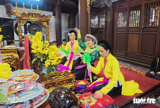 French tourists receive unexpected lucky money during Vietnamese spiritual ritual - Ảnh 1.