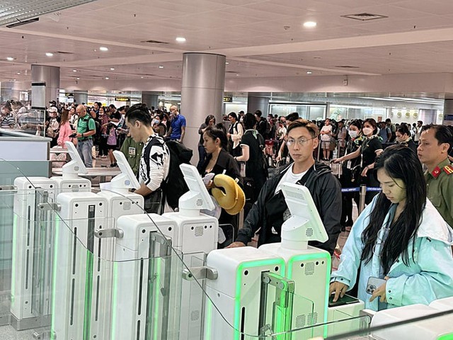 Vietnam does not require mandatory health declarations for all travelers from July 1: health ministry - Ảnh 1.
