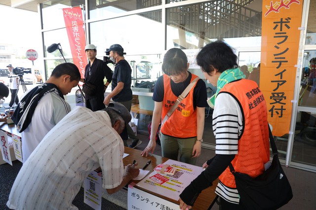 Heat, water cuts deepen hardship in quake-hit Kumamoto - Ảnh 2.