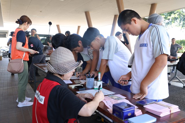 Heat, water cuts deepen hardship in quake-hit Kumamoto - Ảnh 1.