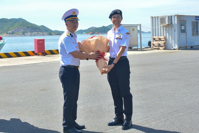 Singapore Navy landing ship arrives in Vietnam's Cam Ranh for port call - Ảnh 3.