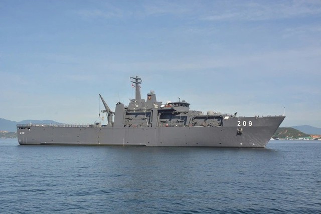 Singapore Navy landing ship arrives in Vietnam's Cam Ranh for port call - Ảnh 1.