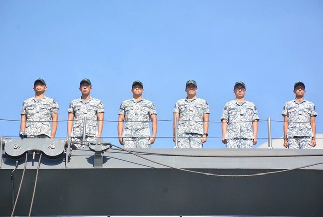 Singapore Navy landing ship arrives in Vietnam's Cam Ranh for port call - Ảnh 2.