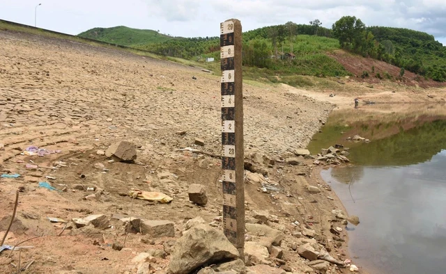 Irrigation reservoirs in Vietnam's Quang Ngai run dry amid prolonged heat - Ảnh 2.