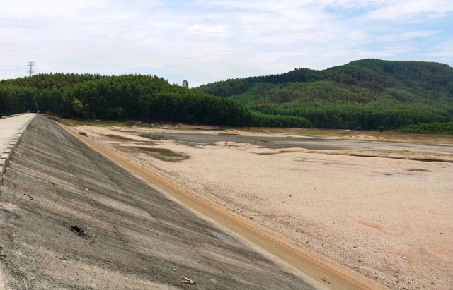 Irrigation reservoirs in Vietnam's Quang Ngai run dry amid prolonged heat - Ảnh 1.