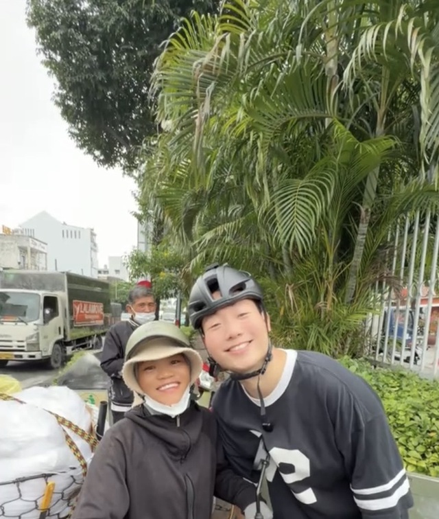 Korean expat stunned as Vietnamese fruit vendor replies in fluent Korean - Ảnh 1.