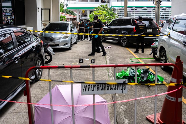 Gunman kills Thai local official at work as country reels from school shooting - Ảnh 2.