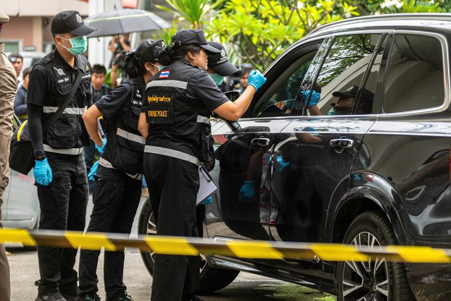 Gunman kills Thai local official at work as country reels from school shooting - Ảnh 3.