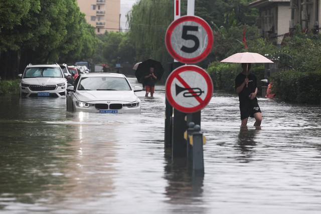 Storms from Dolphin soak China's east, ground nearly 950 Shanghai flights - Ảnh 1.