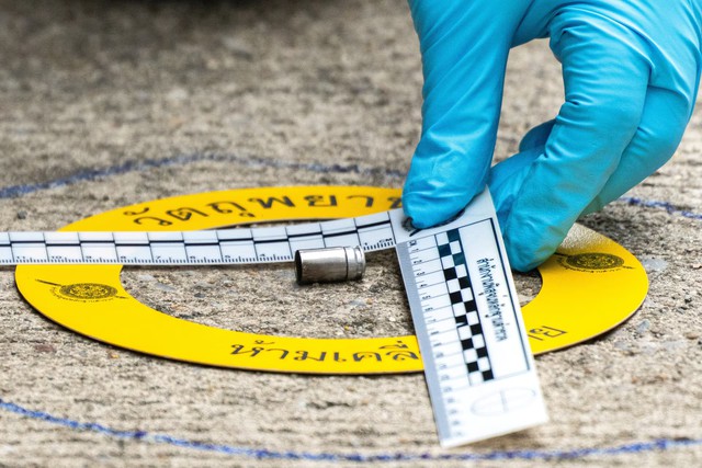 Gunman kills Thai local official at work as country reels from school shooting - Ảnh 1.