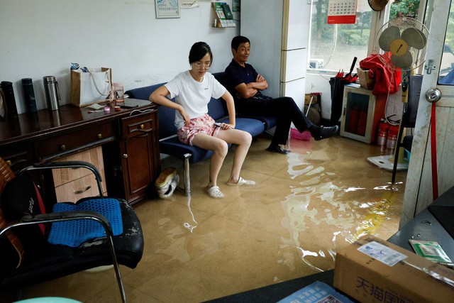 Storms from Dolphin soak China's east, ground nearly 950 Shanghai flights - Ảnh 2.