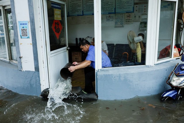 Storms from Dolphin soak China's east, ground nearly 950 Shanghai flights - Ảnh 3.