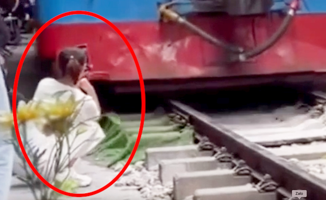 Video: Woman has phone knocked away by train in Hanoi’s ‘train street’ - Ảnh 1.