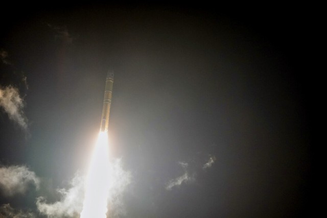 Japan successfully launches H3 rocket with Michibiki satellite- Ảnh 1.