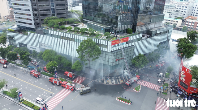 Over 3,000 join fire drill at Ho Chi Minh City skyscraper - Ảnh 11.