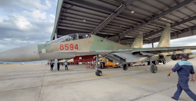 Vietnam holds live-fire bombing, shooting drills- Ảnh 6.