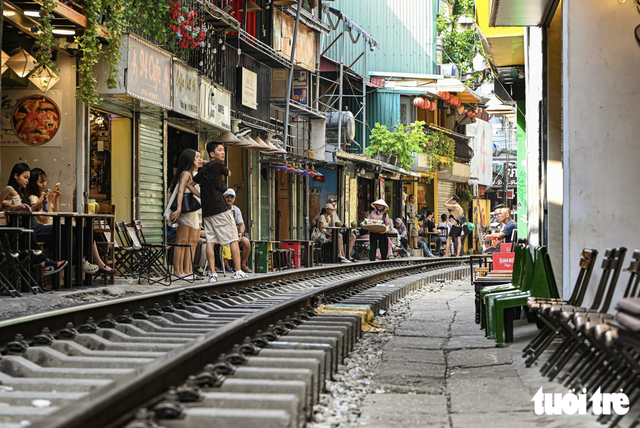 Hanoi’s trackside coffee street remains bustling after foreign tourist’s phone knocked away by train- Ảnh 5.