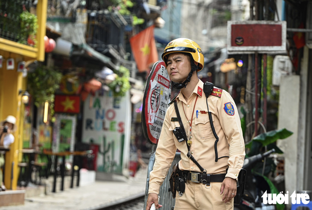 Hanoi’s trackside coffee street remains bustling after foreign tourist’s phone knocked away by train- Ảnh 6.
