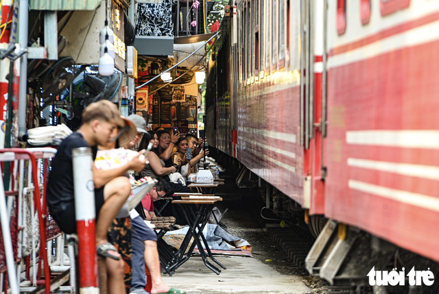 Hanoi’s trackside coffee street remains bustling after foreign tourist’s phone knocked away by train- Ảnh 16.