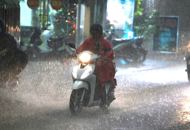 Ho Chi Minh City, southern provinces face afternoon thunderstorms over next 3 days- Ảnh 1.