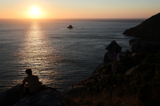 Eclipse craze grips Spain, Iceland as millions get set for 'event of the century'- Ảnh 2.