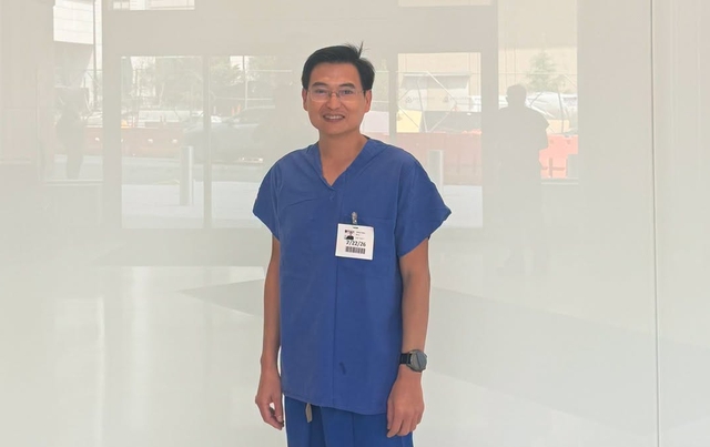 Vietnamese doctor saves US passenger vomiting blood mid-flight- Ảnh 1.