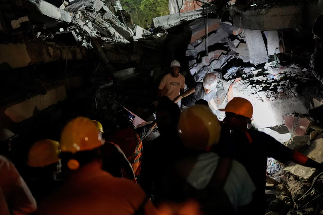 Colombia quake death toll tops 250 as rescuers race to find survivors - Ảnh 6.