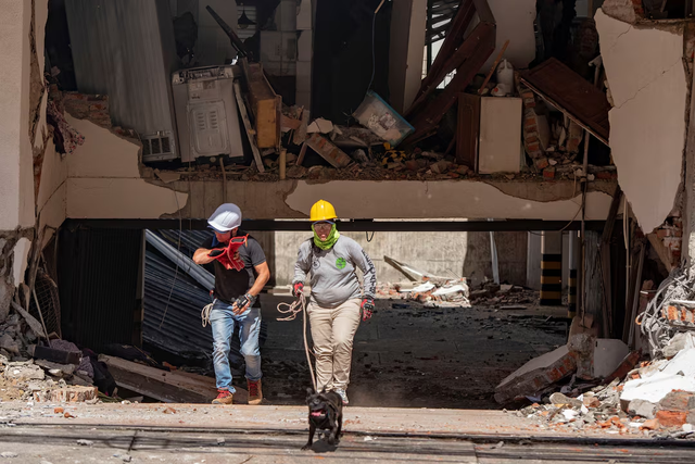 Colombia quake death toll tops 250 as rescuers race to find survivors - Ảnh 1.