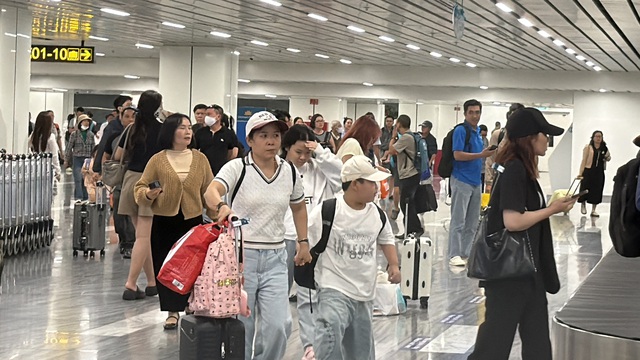 Drone intrusion disrupts 60 flights at Tan Son Nhat airport, passengers wait overnight - Ảnh 3.