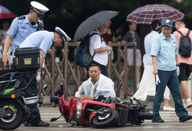 Typhoon Dolphin's remnants brings torrential rain to Beijing - Ảnh 1.