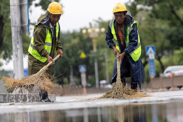 Typhoon Dolphin's remnants brings torrential rain to Beijing - Ảnh 2.