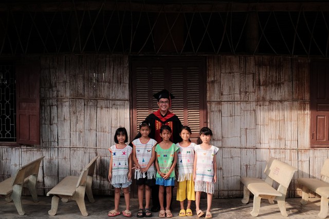 Master’s graduate returns home in cap and gown to give thanks - Ảnh 2.