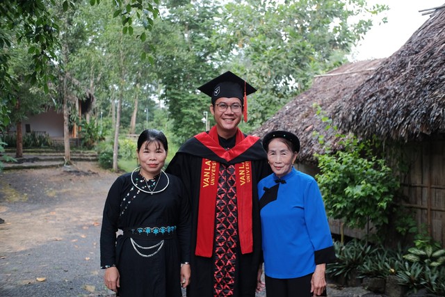 Master’s graduate returns home in cap and gown to give thanks - Ảnh 3.