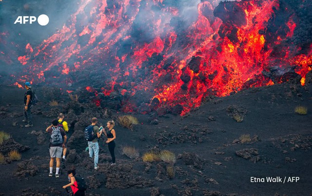 Tourists rush to Mount Etna as Italian volcano erupts - Ảnh 1.