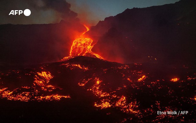 Tourists rush to Mount Etna as Italian volcano erupts - Ảnh 2.