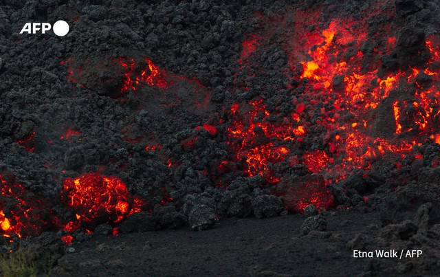 Tourists rush to Mount Etna as Italian volcano erupts - Ảnh 3.