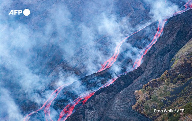 Tourists rush to Mount Etna as Italian volcano erupts - Ảnh 4.