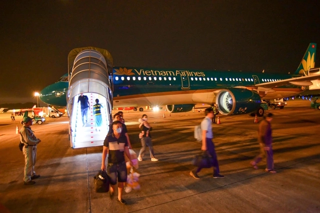 Drone disruption at Tan Son Nhat Airport: How much did it cost carriers? - Ảnh 1.