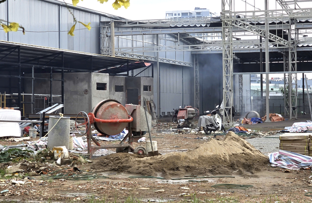 Temporary sports facilities give rise to noisy drinking spots in Ho Chi Minh City urban area - Ảnh 1.