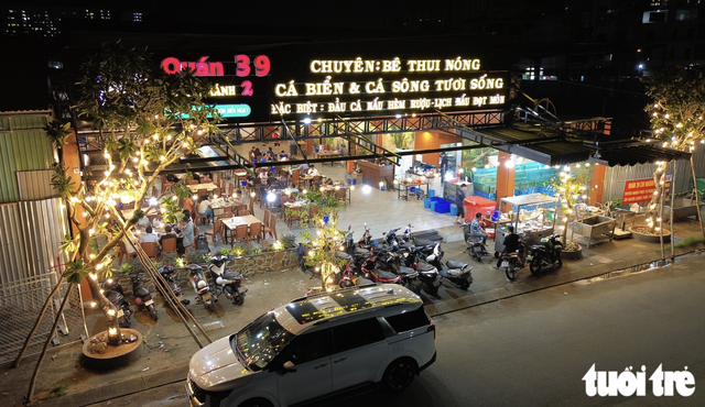 Temporary sports facilities give rise to noisy drinking spots in Ho Chi Minh City urban area - Ảnh 2.