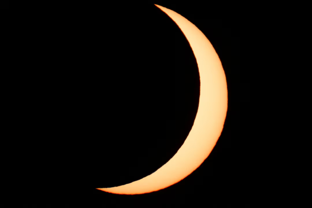 Total darkness, then sunset as full eclipse wows spectators in Spain - Ảnh 2.